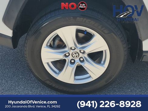 Used 2020 Toyota RAV4 LE AWD/4WD image 10