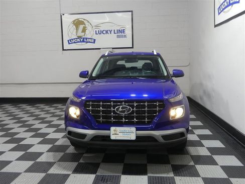 Used 2022 Hyundai Venue SEL FWD image 2