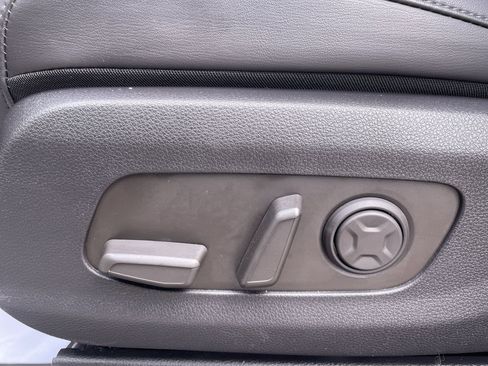 Used 2025 Kia Carnival FWD image 20