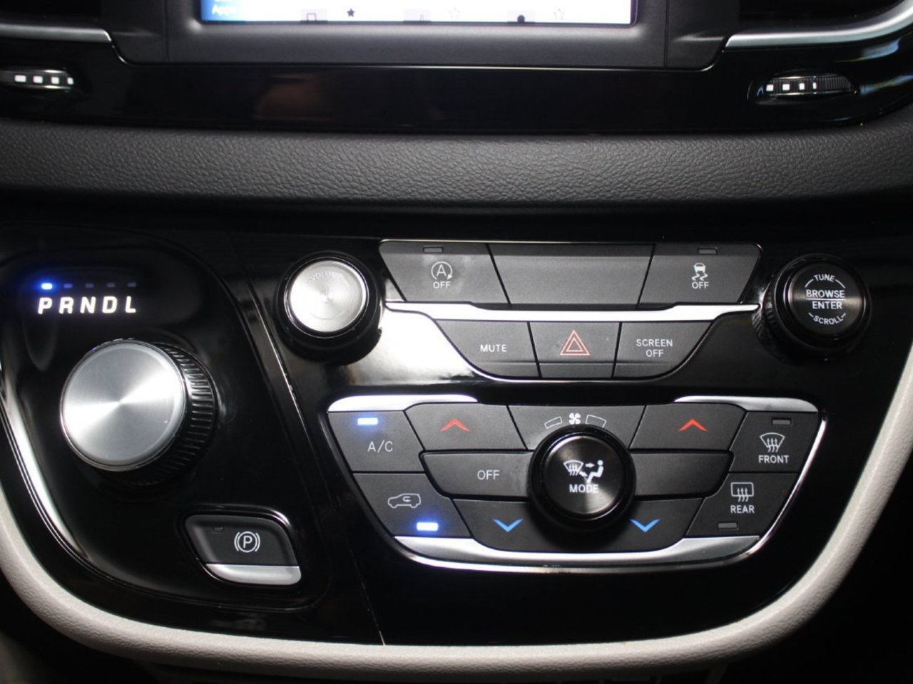 Used 2024 Chrysler Voyager LX FWD image 27