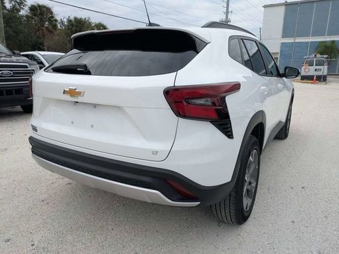 Used 2025 Chevrolet Trax LT FWD image 3