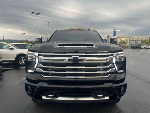 Used 2024 Chevrolet Silverado 2500 High Country w/ High Country Premium Package AWD/4WD image 3