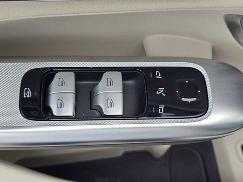 Used 2025 Mercedes-Benz GLC 300 4MATIC image 23