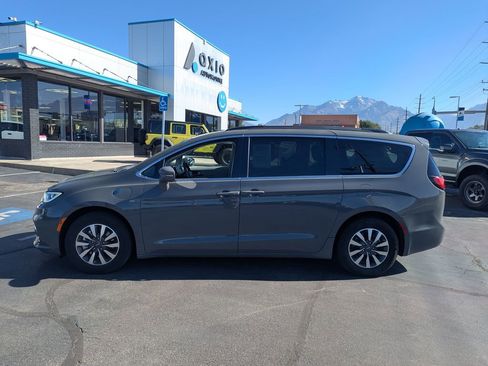 Used 2021 Chrysler Pacifica Touring image 8