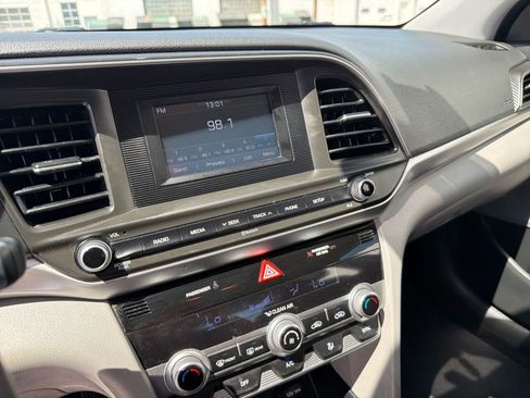 Used 2020 Hyundai Elantra SE FWD image 18