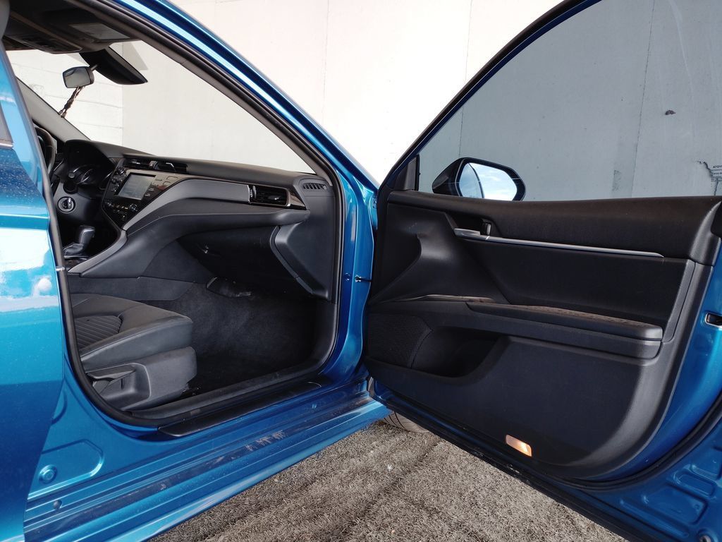 Used 2019 Toyota Camry SE w/ Carpet Mat Package FWD image 10