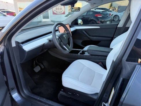 Used 2023 Tesla Model Y Long Range AWD 4dr Crossover image 10