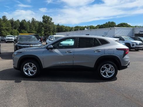 Used 2024 Chevrolet Trax LS w/ LS Convenience Package FWD image 3