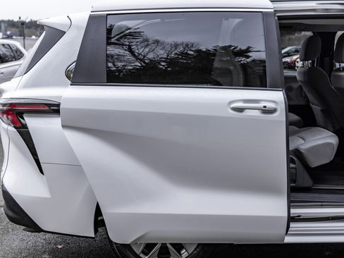 Used 2025 Toyota Sienna LE image 17