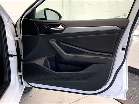 Used 2023 Volkswagen Jetta SE w/ Panoramic Sunroof Package image 24