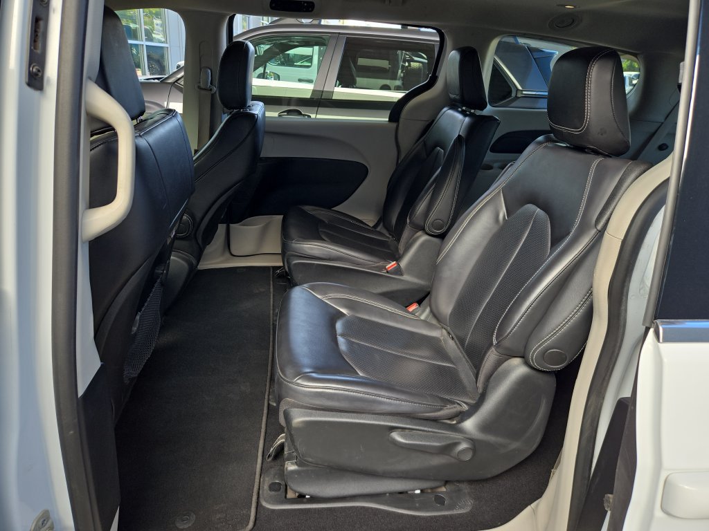 Used 2023 Chrysler Pacifica Touring-L FWD image 15