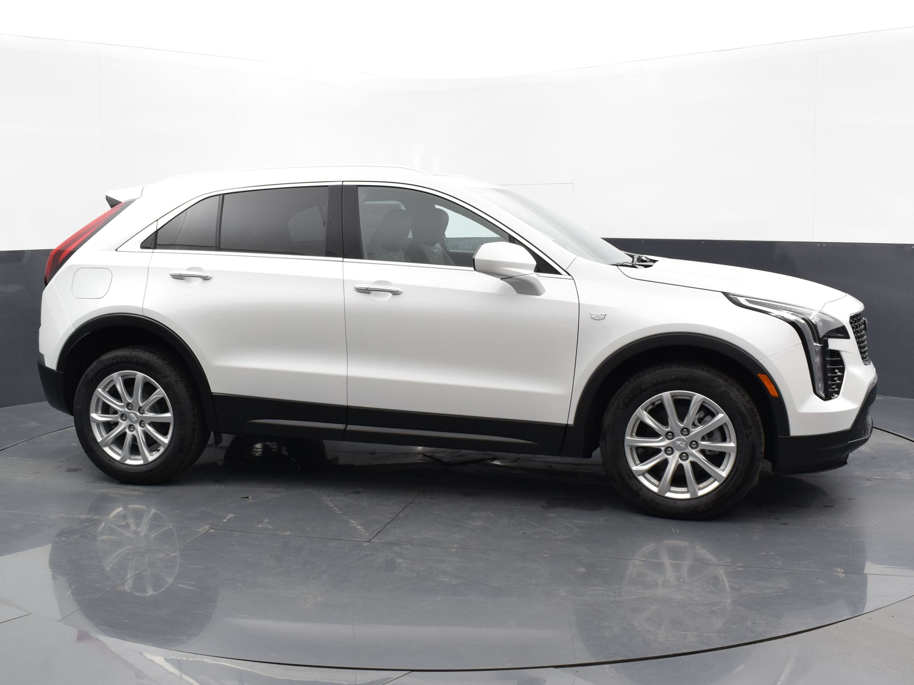 Used 2023 Cadillac XT4 Luxury w/ Cold Weather Package AWD/4WD image 6