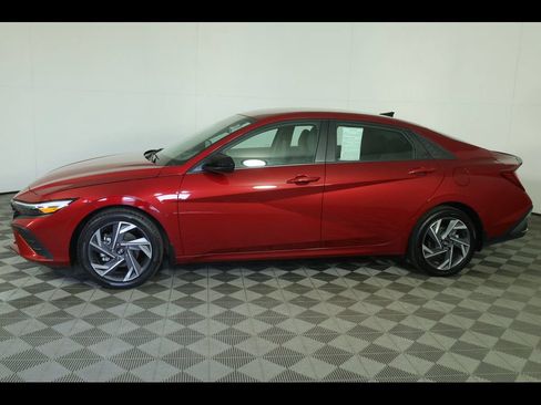 Used 2025 Hyundai Elantra SEL FWD image 14