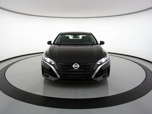 Used 2025 Nissan Altima 2.5 SV FWD image 2