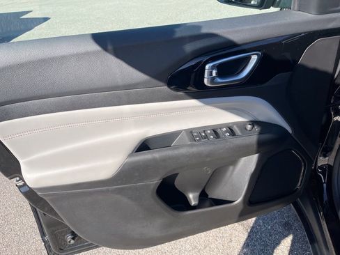 New 2025 Jeep Compass Limited image 18