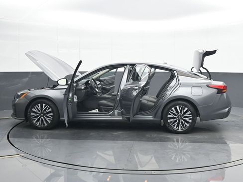 Used 2024 Nissan Altima 2.5 SV FWD image 27