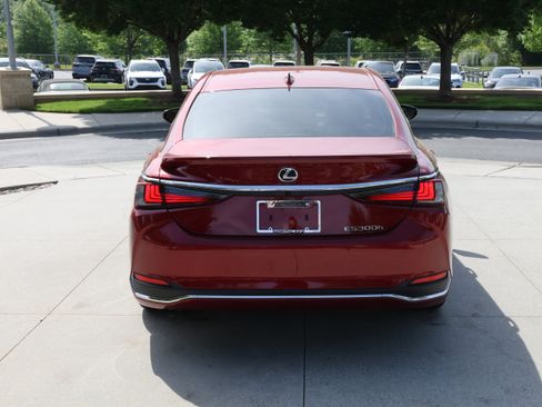 Used 2025 Lexus ES 300h w/ Premium Package FWD image 8