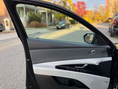 Used 2022 Hyundai Elantra Limited image 16