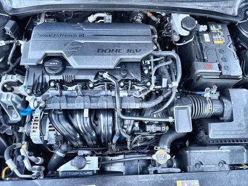 Used 2025 Hyundai Elantra SE FWD image 12
