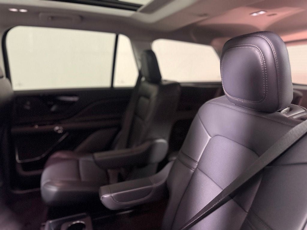 Used 2025 Lincoln Aviator AWD w/ Jet Appearance Package image 25