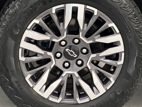 Used 2025 Chevrolet Suburban Z71 image 71