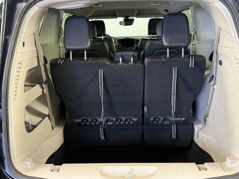 Used 2023 Chrysler Pacifica Touring-L FWD image 11