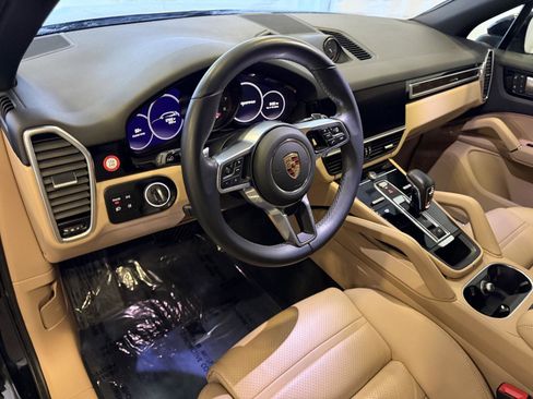 Used 2022 Porsche Cayenne Platinum Edition image 4