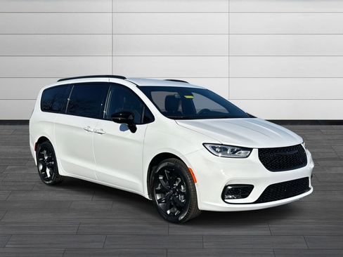 New 2026 Chrysler Pacifica Select w/ S Appearance Package image 1