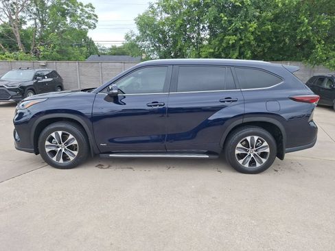 Used 2025 Toyota Highlander XLE AWD/4WD image 3