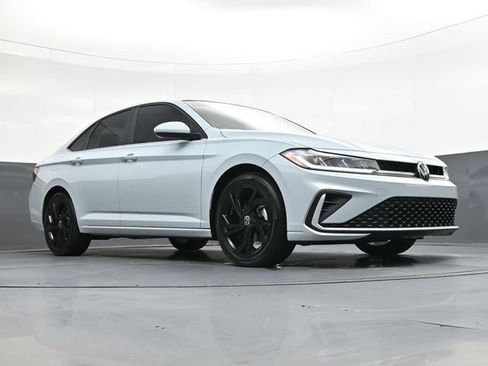 Used 2025 Volkswagen Jetta SE image 28