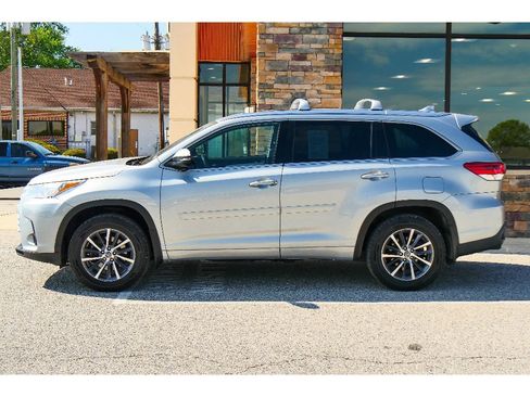 Used 2018 Toyota Highlander XLE AWD/4WD image 6