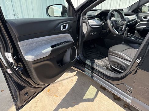 Used 2025 Jeep Compass Latitude w/ Sun & Sound Group image 10