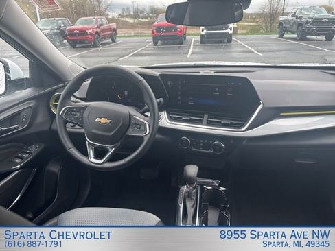Used 2025 Chevrolet Trax LT w/ Driver Confidence Package image 22