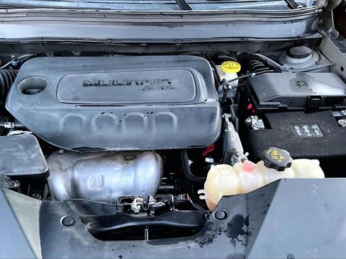 Used 2019 Jeep Cherokee Latitude Plus w/ Cold Weather Group image 9