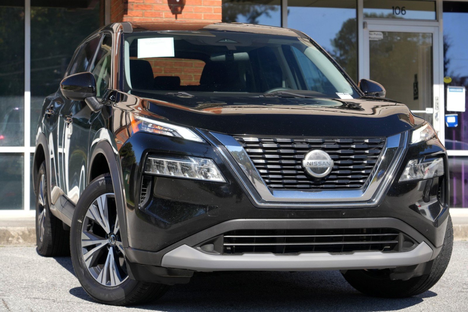 Used 2021 Nissan Rogue SV FWD image 2
