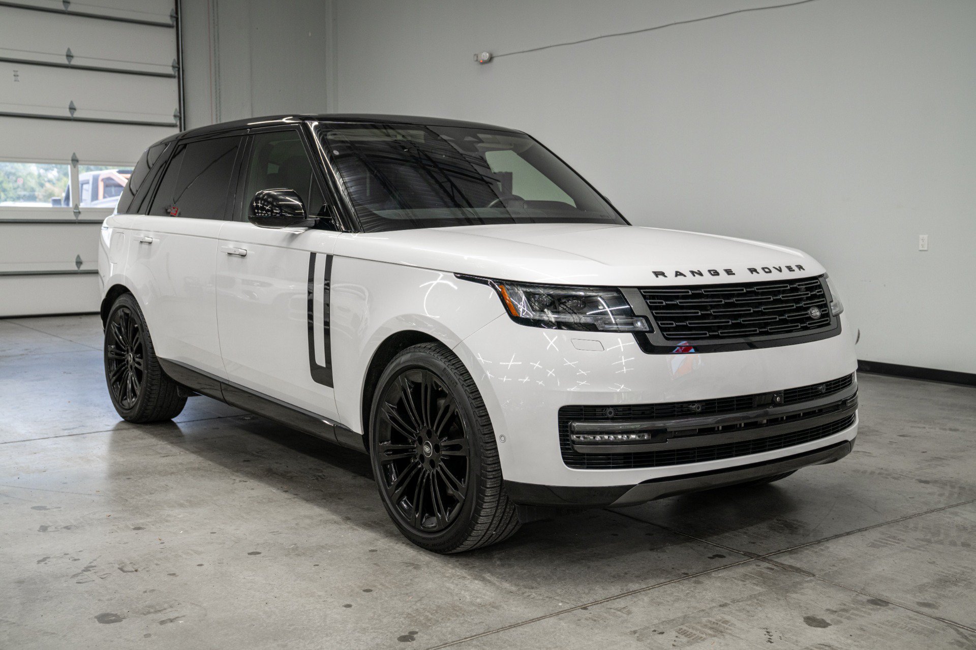 Used 2023 Land Rover Range Rover Long Wheelbase SE AWD/4WD image 3