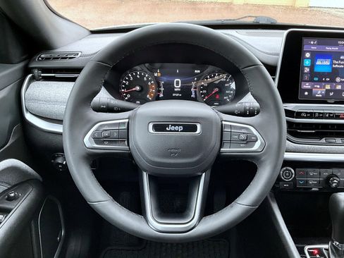 Used 2025 Jeep Compass Latitude w/ Sun & Sound Group AWD/4WD image 12
