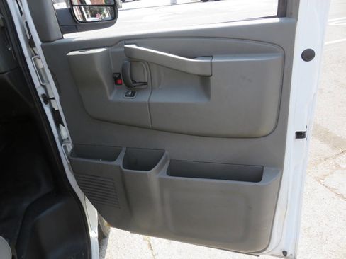 Used 2019 Chevrolet Express 2500 w/ Enhanced Convenience Package image 17