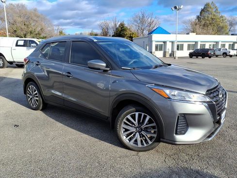 Used 2024 Nissan Kicks SV image 2