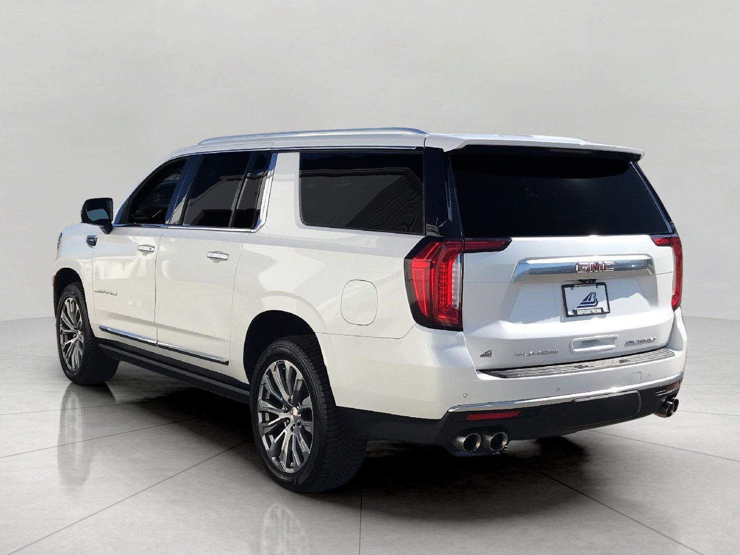 Used 2021 GMC Yukon XL Denali w/ Denali Premium Package AWD/4WD image 26