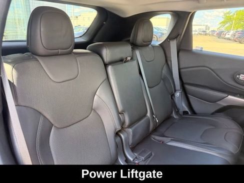 Used 2019 Jeep Cherokee Limited w/ Luxury Group AWD/4WD image 10