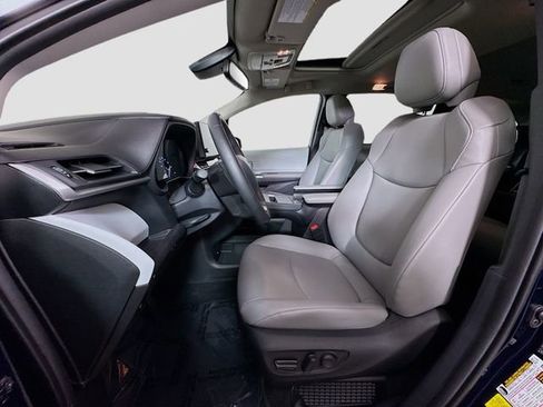 Used 2025 Toyota Sienna XLE AWD/4WD image 18