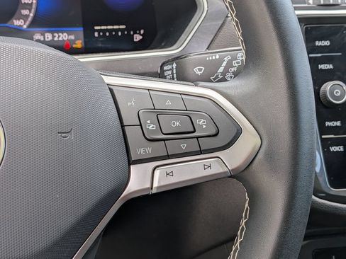 Used 2022 Volkswagen Tiguan SE AWD/4WD image 19