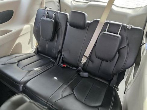 Used 2024 Chrysler Pacifica Touring-L image 13