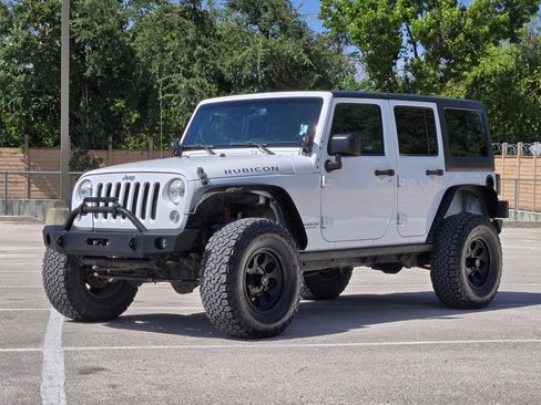 Used 2015 Jeep Wrangler Unlimited Rubicon w/ Connectivity Group AWD/4WD image 7