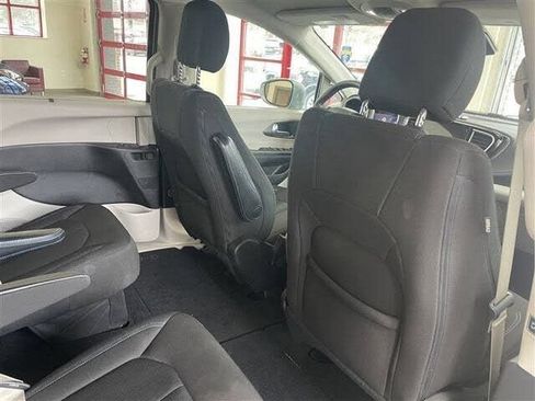 Used 2021 Chrysler Pacifica Touring FWD image 24