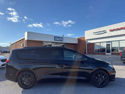 New 2026 Chrysler Pacifica Select w/ S Appearance Package image 4