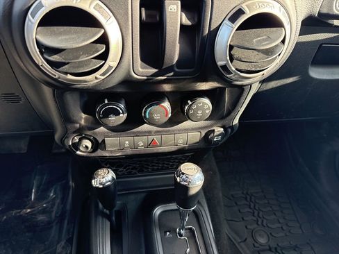 Used 2018 Jeep Wrangler Rubicon w/ Power Convenience Group image 21
