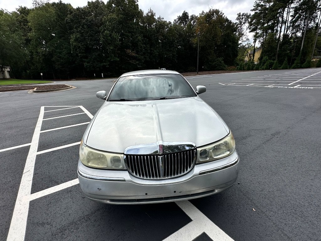 Used 2002 Lincoln Town Car Signature RWD image 9