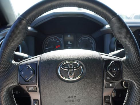 Used 2022 Toyota Tacoma TRD Off-Road w/ Technology Package AWD/4WD image 21